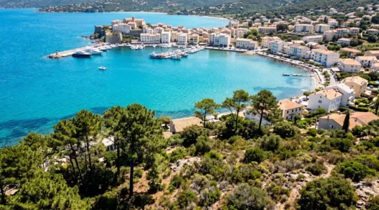 Vue aérienne de Saint-Florent et son golfe en Corse